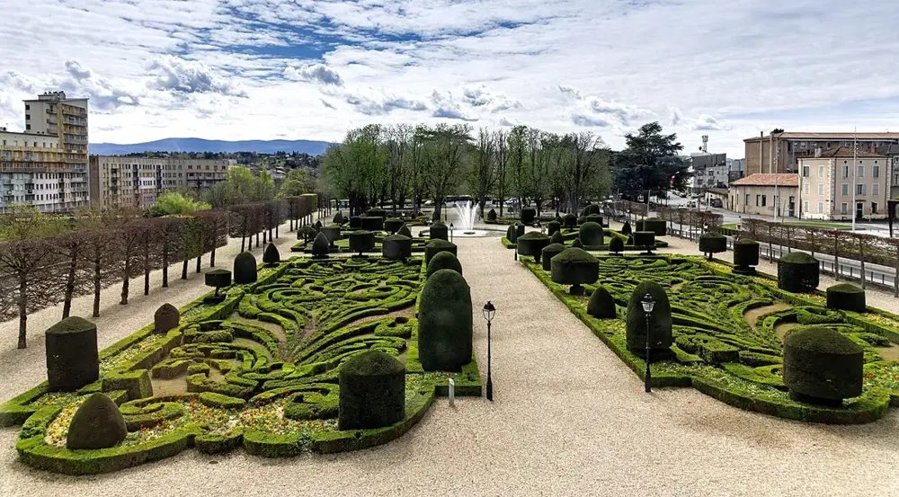 (Castres) Jardin de l'Évêché de Castres vu du Musée Goya