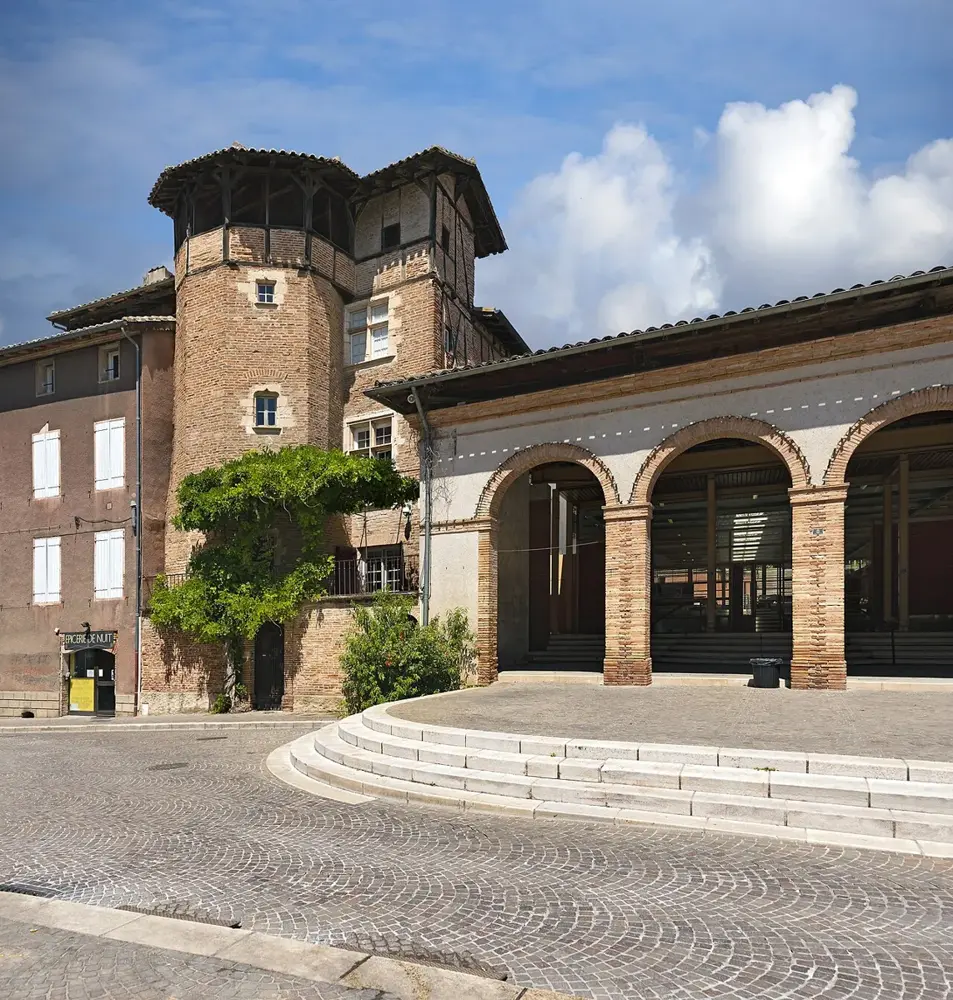 Gaillac - Marché couvert et maison à colombages place du Griffoul